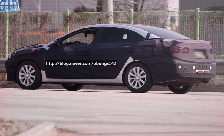 التقاط صور تجسسية لسيارة هيونداي ميسترا السيدان اثناء اختبارها في كوريا Hyundai Mistra 26